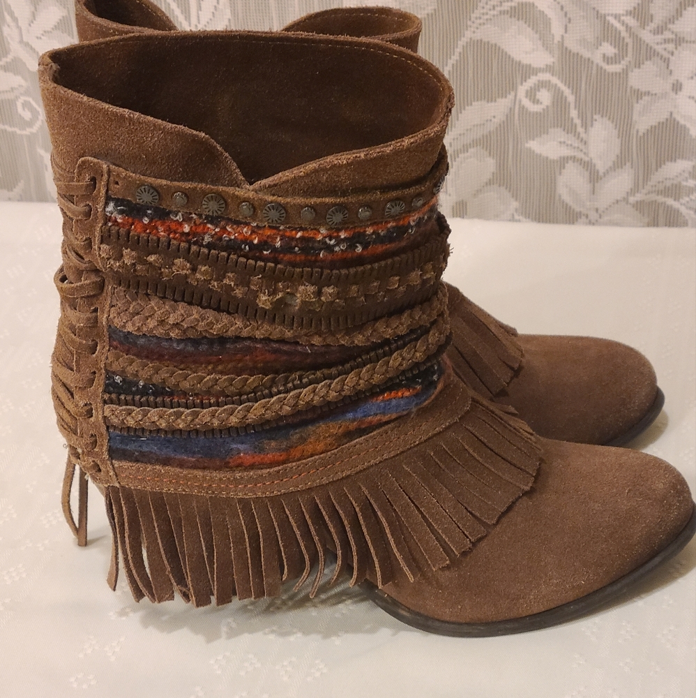 Naughty Monkey Womens Size 8 Tan Poncho Suede Fringe Ankle Boots